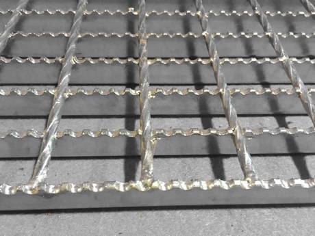 SERRATED GALVANIZED GRATING